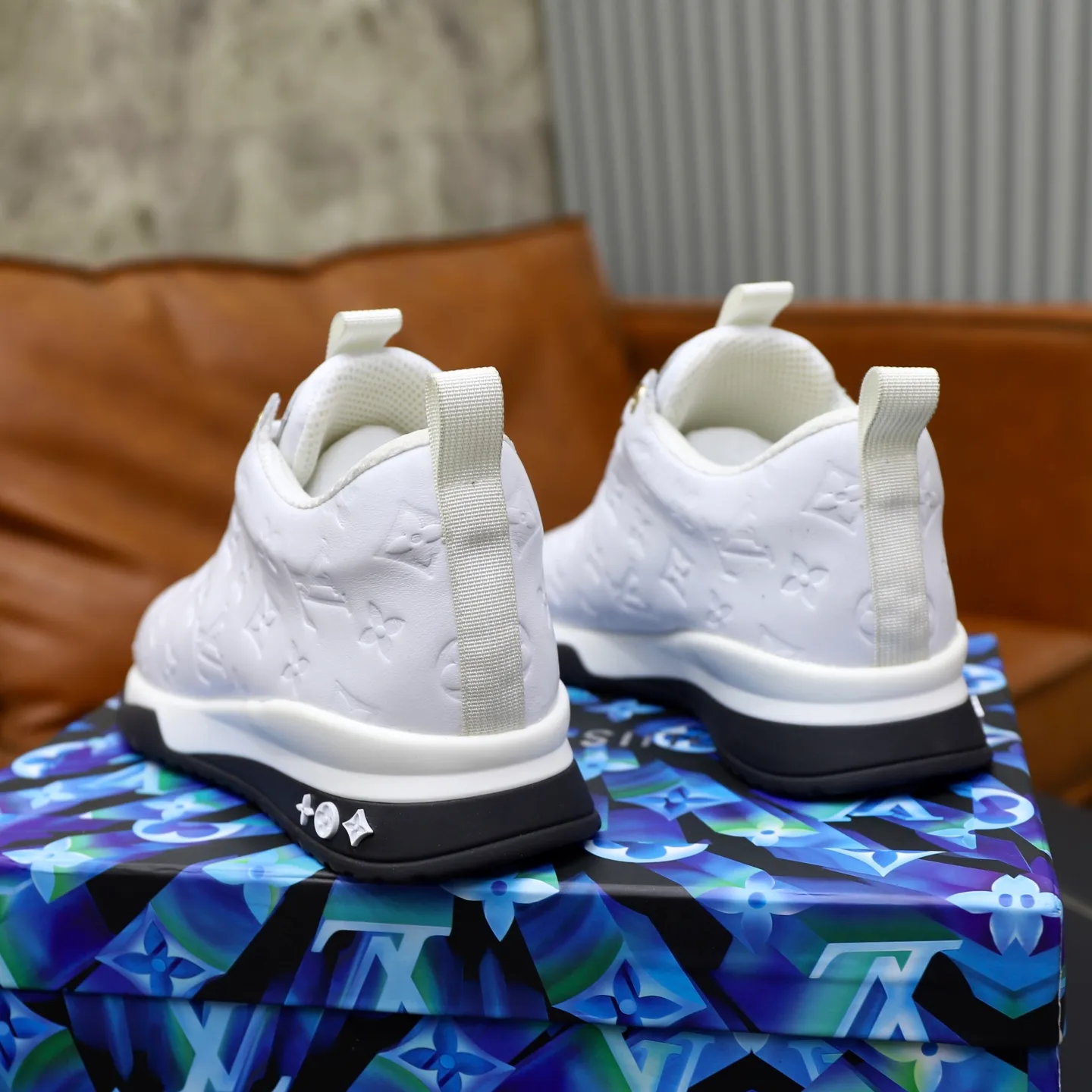 Factory price: 520💰【LV】Louis Vuitton is a high-end brand of men's shoes, new models on the market, top luxury brand, the latest fashionable casual men's shoes, trendy and versatile style, relaxed and sporty style, calfskin upper and ultra-fine workmanship. The original personalized fashionable rubber wear-resistant outsole is light and comfortable on the foot. Code number: 39-44 (45, 46 customized)